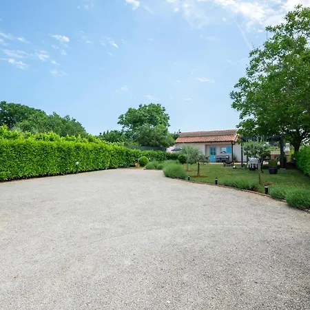 2 Bedroom Stunning In *